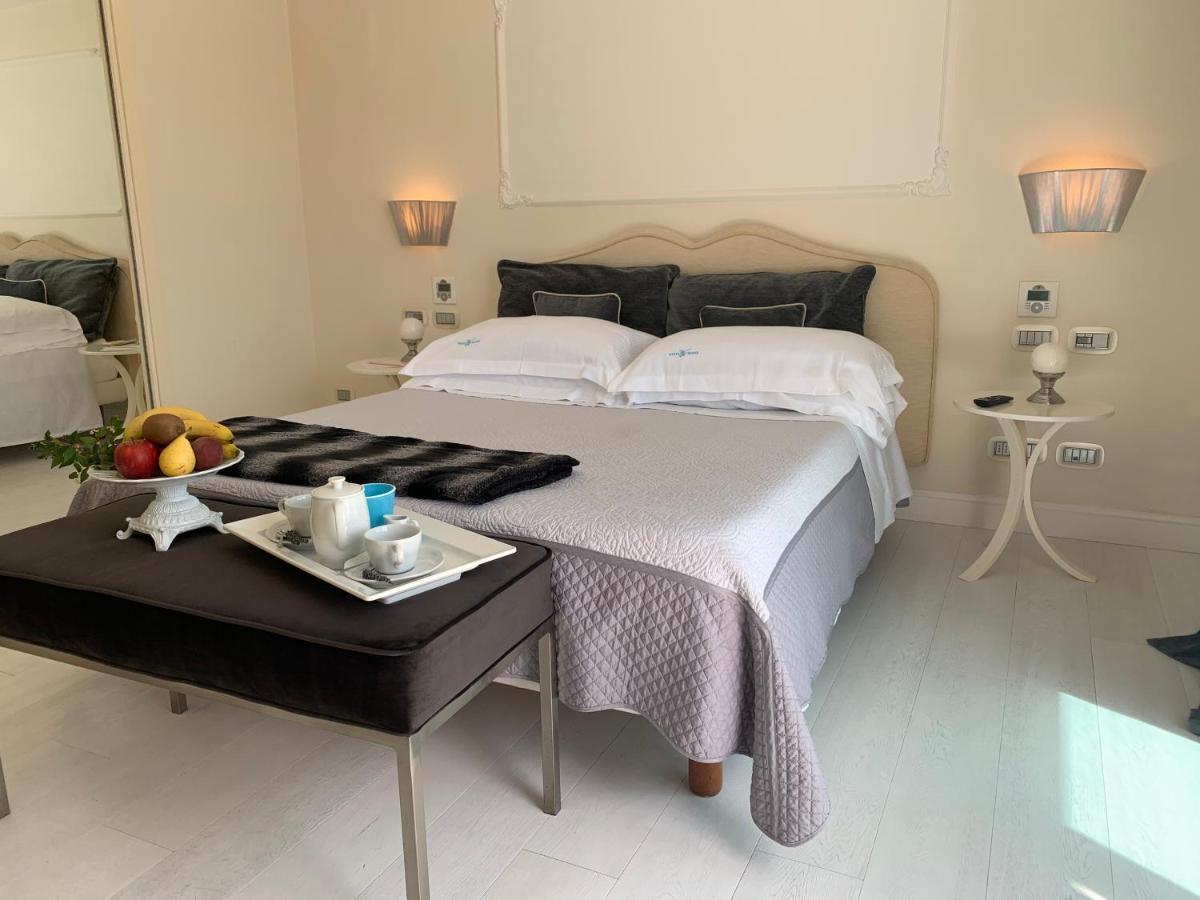 Suite met Kingsize Bed en Uitzicht op Zwembad