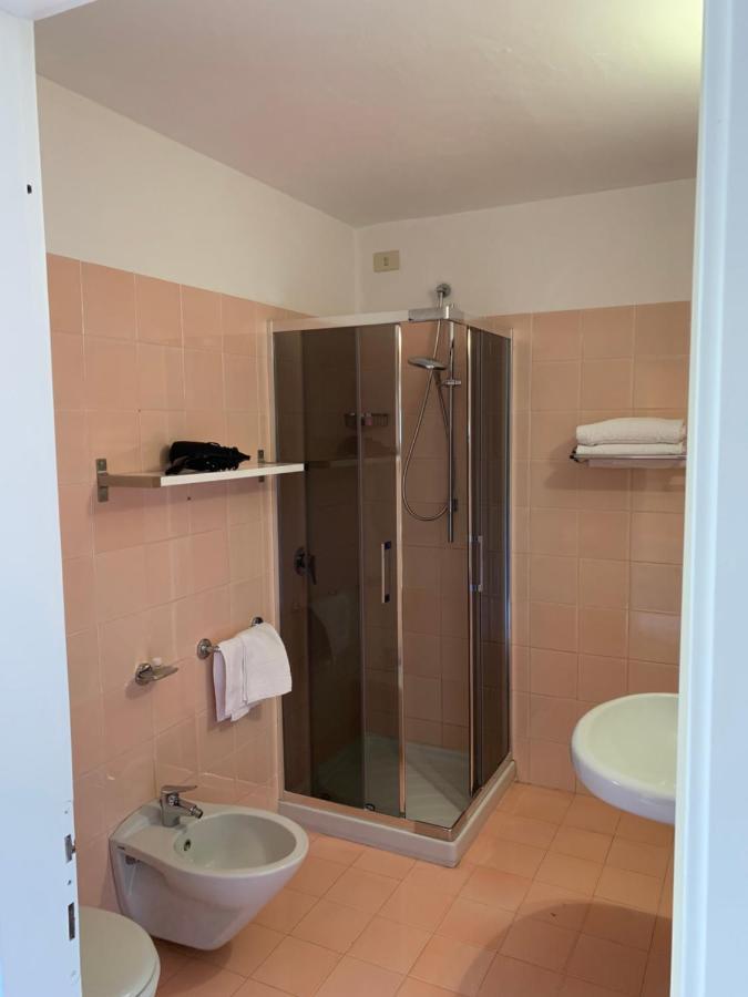 Dreibettzimmer mit Gartenblick