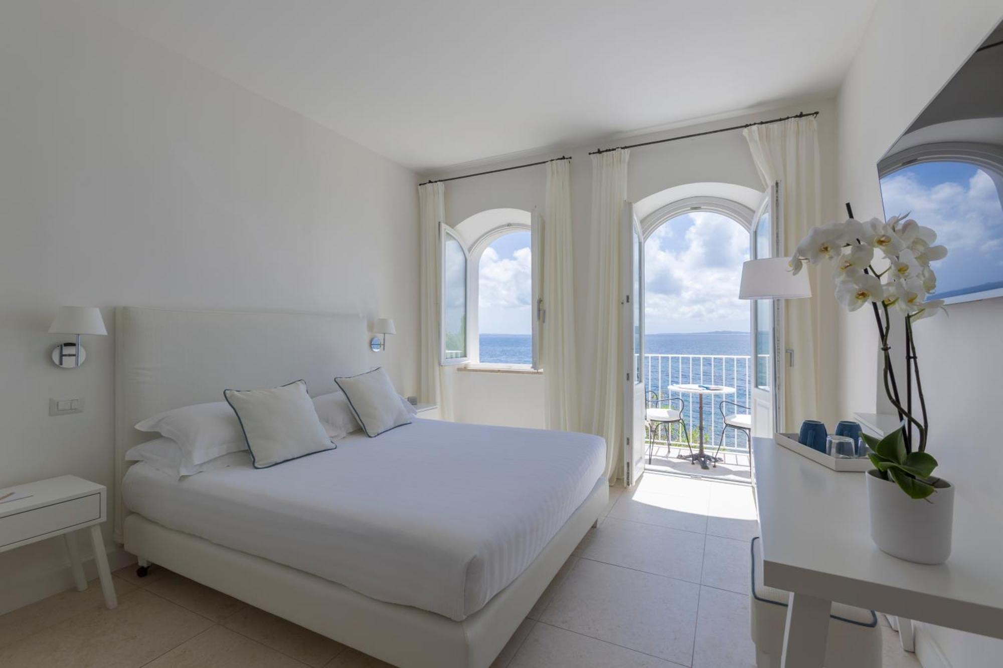 Camera Matrimoniale con Balcone e Vista Mare
