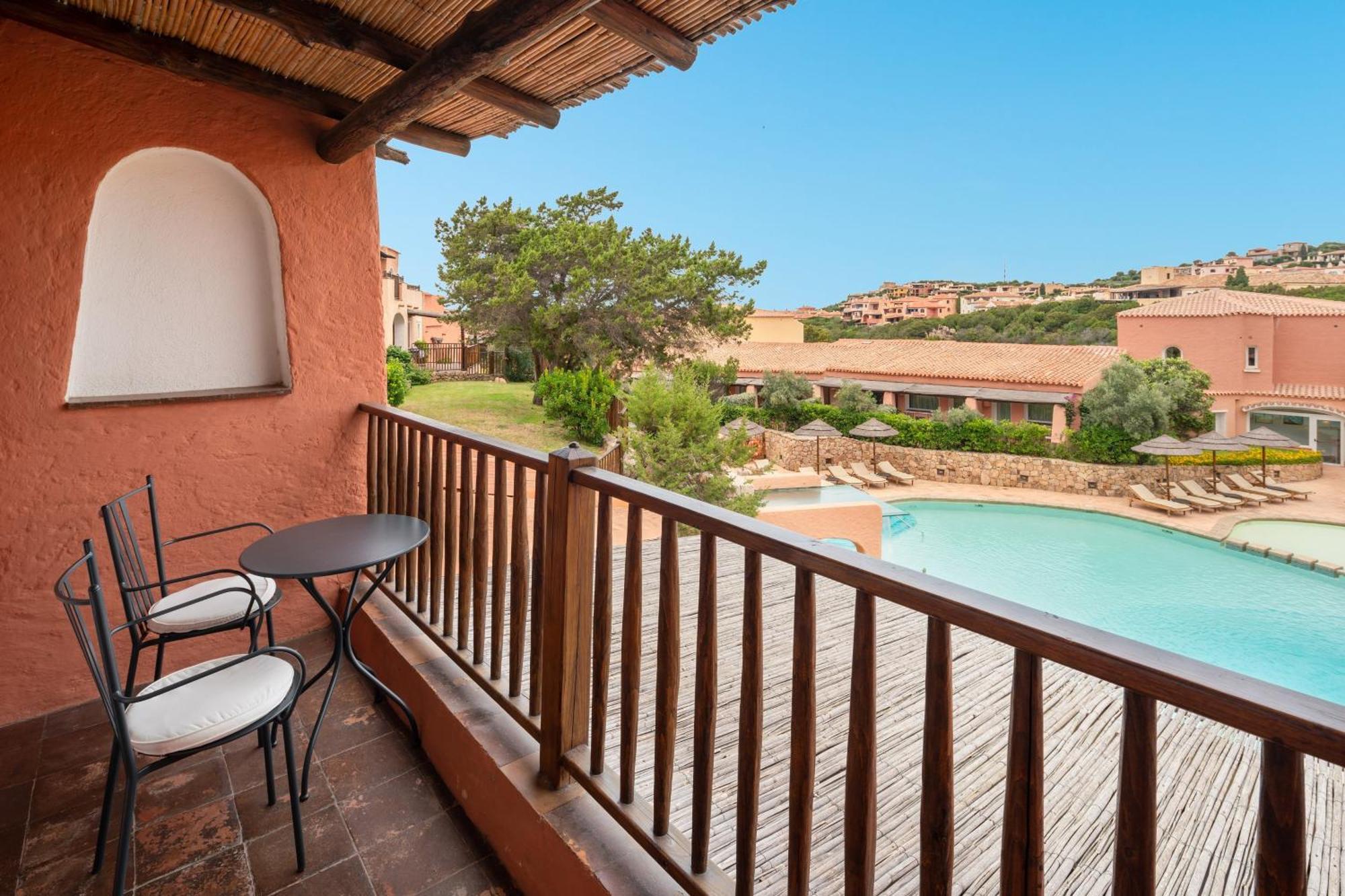 Premium Pool Double Room king size bed pool view terrace