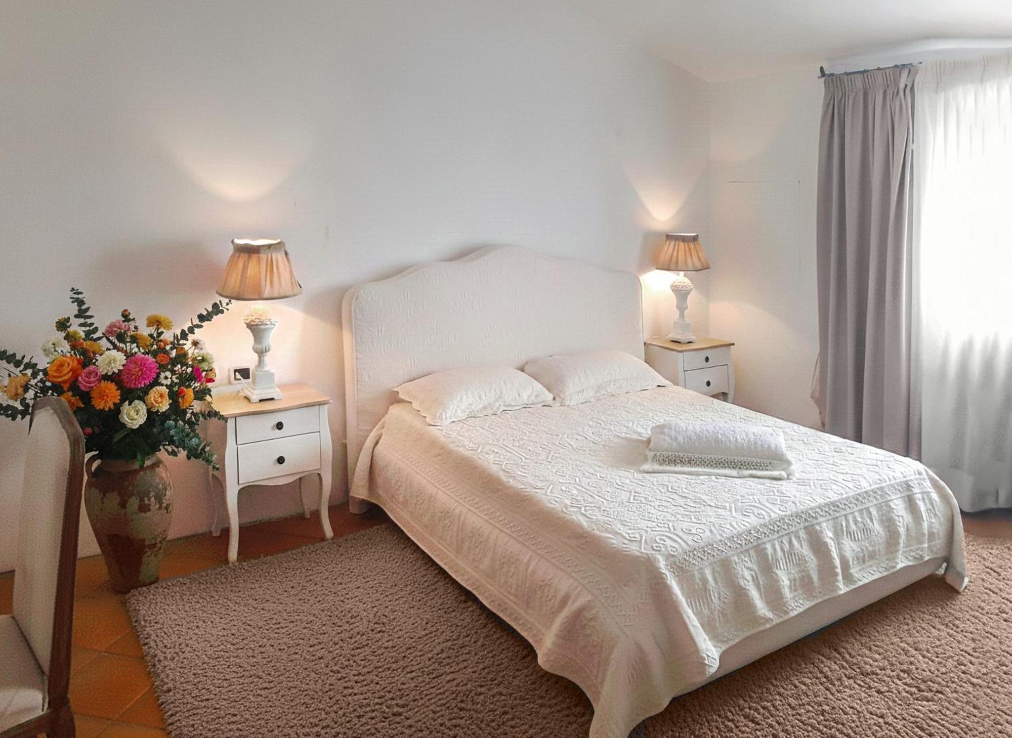 Zimmer mit Queensize-Bett und Balkon