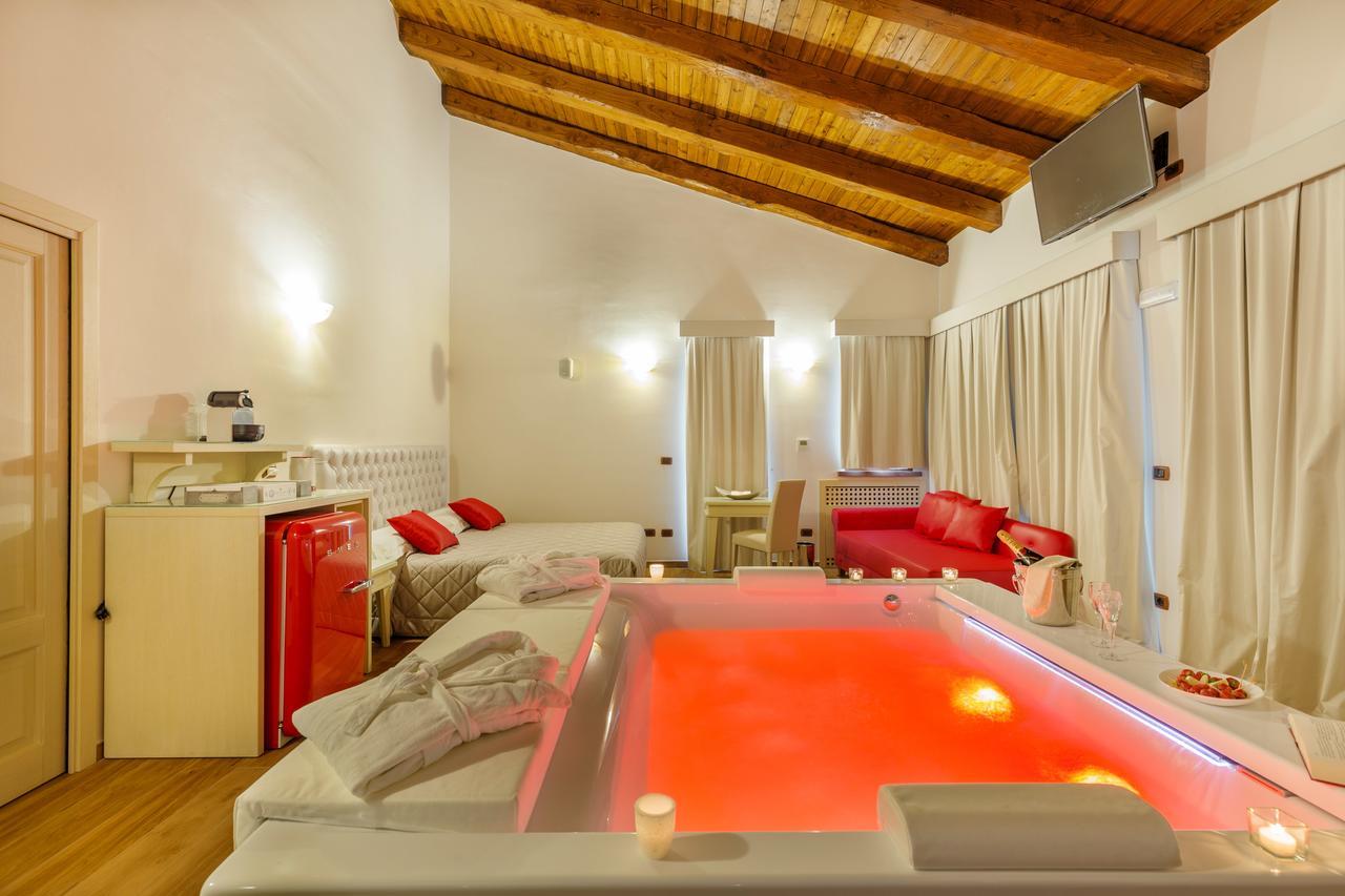 Suite mit Queensize-Bett und Whirlpool