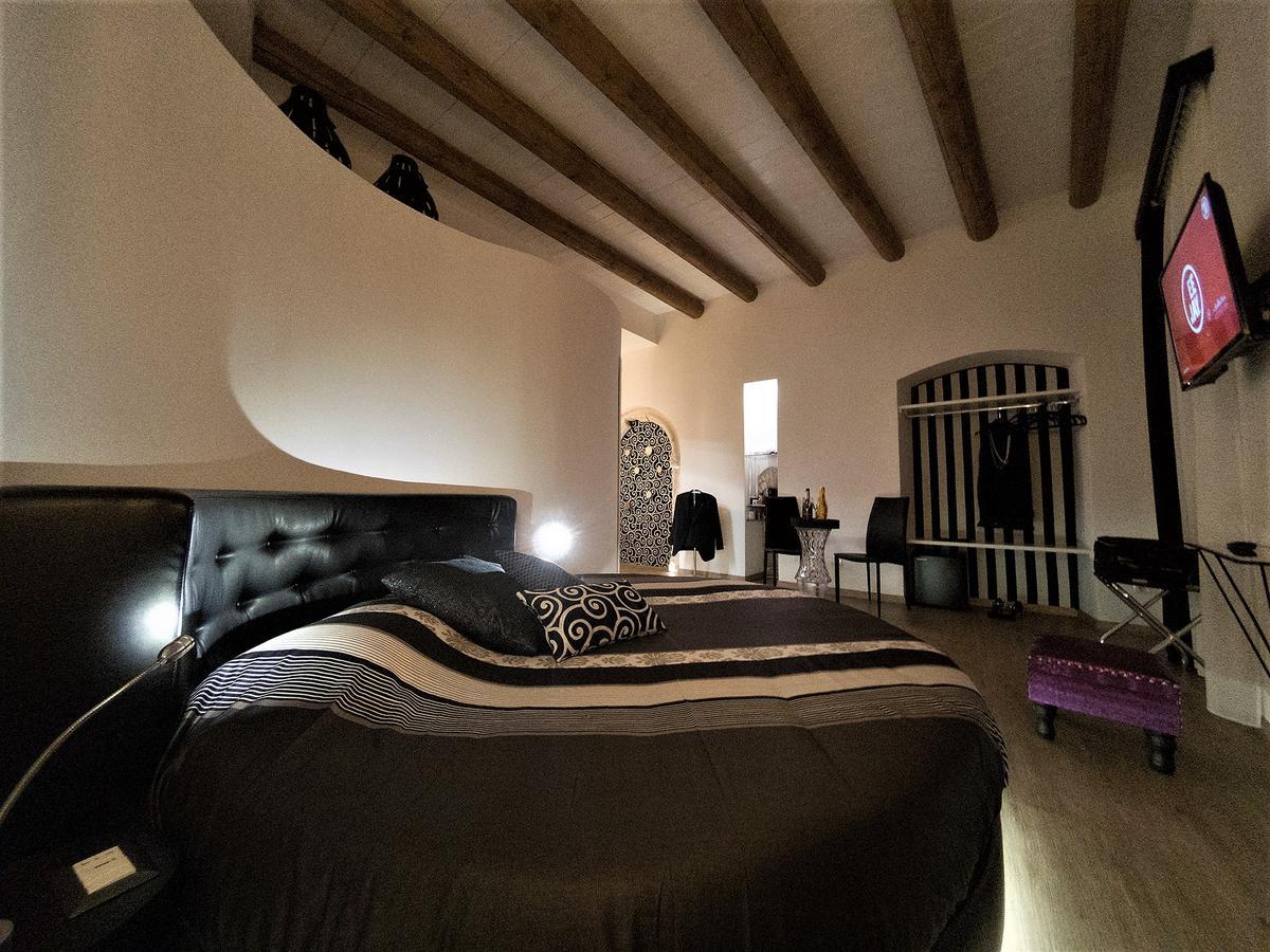 Zimmer mit Kingsize-Bett und Balkon