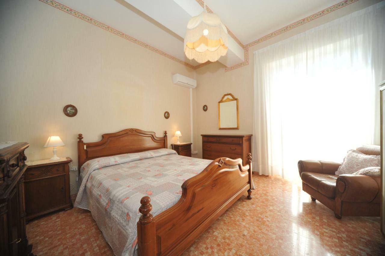 Chambre King avec Balcon et Salle de Bains Commune