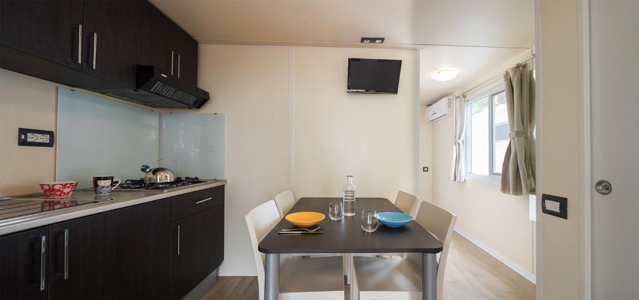 Two-Bedroom Mobile Home,991290916:JPEG