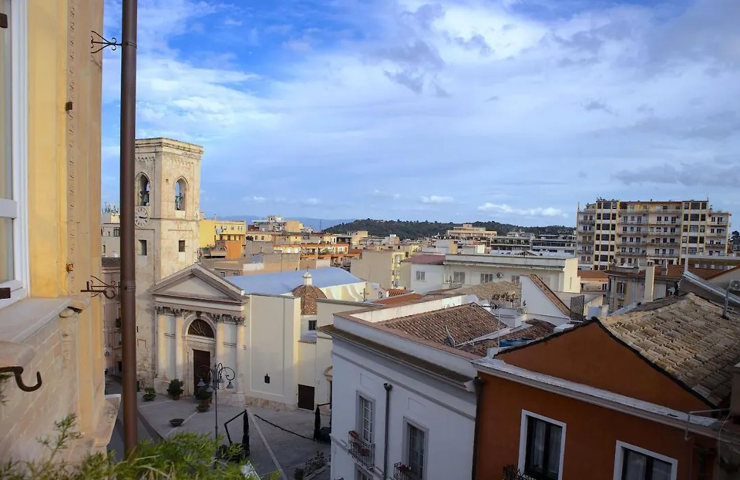 Cozy Room With Kitchen Use In The Heart Of Cagliari - Villanova-1