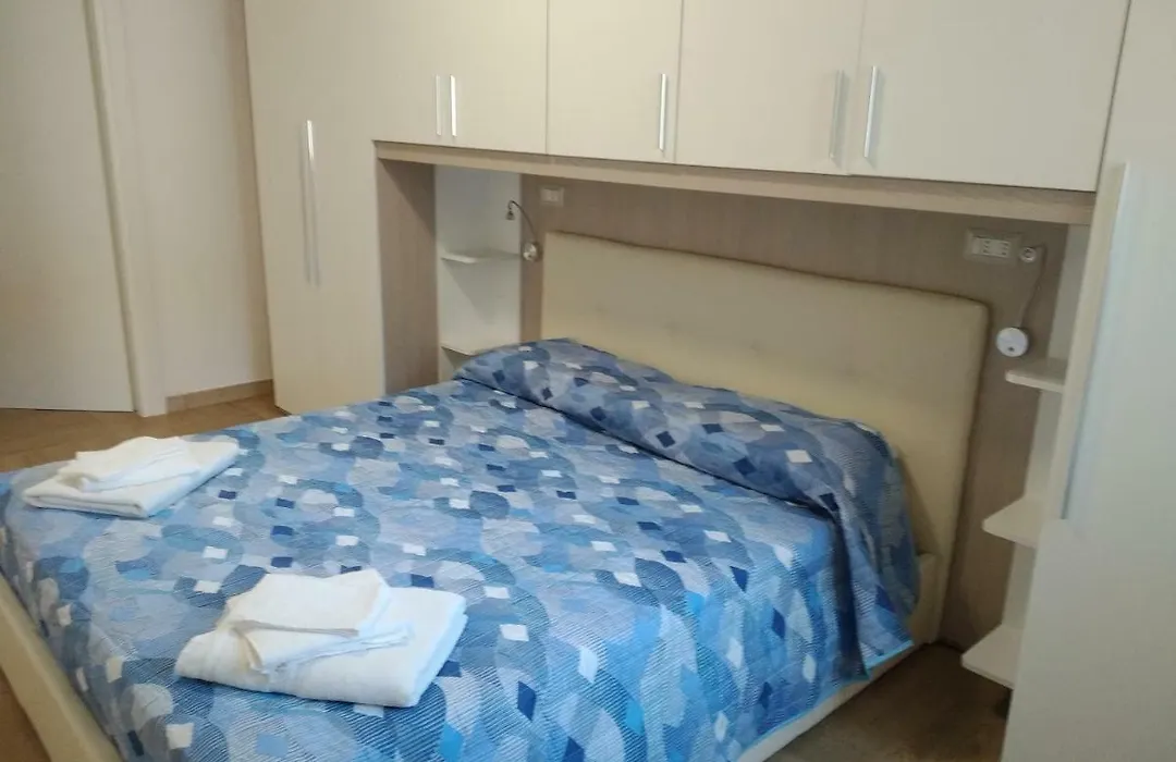 CAMERA BLU E BAGNO 2pers PARCHEGGIO-1