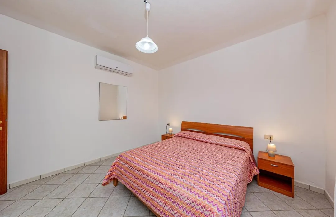 Appartamento Residenziale Trilocale 4 Posti Letto Via Sardegna San Teodoro-1