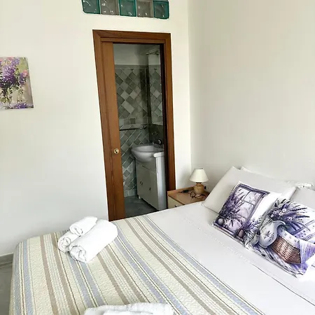 Garden House - B&B Near Bus Stop To Beaches & Airport-2