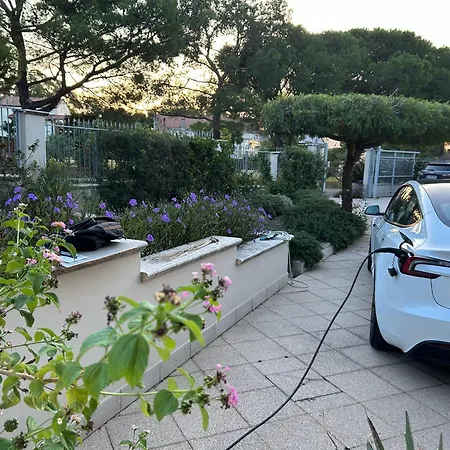 Villa Luigi a Poggio dei Pini, alloggio con giardino e posto auto-2