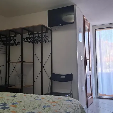 Phiniscollis B&B-3