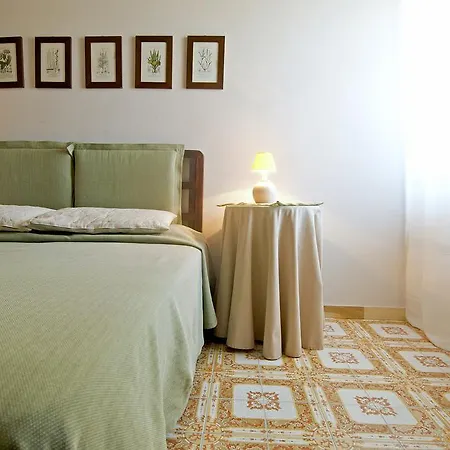 Mimi Rooms-2