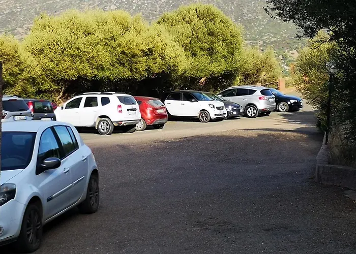 a 10 chilometri da Villasimius e 2 dalla spiaggia di Solanas con Piscina