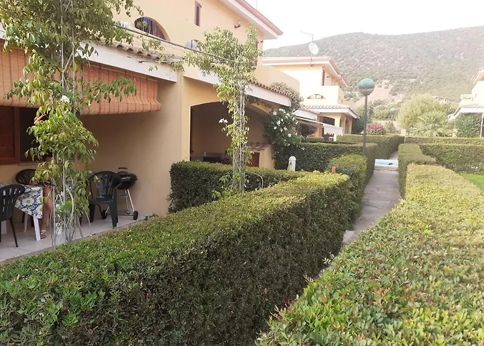 Villa su due livelli super accessoriata SantʼAnna Arresi con Piscina